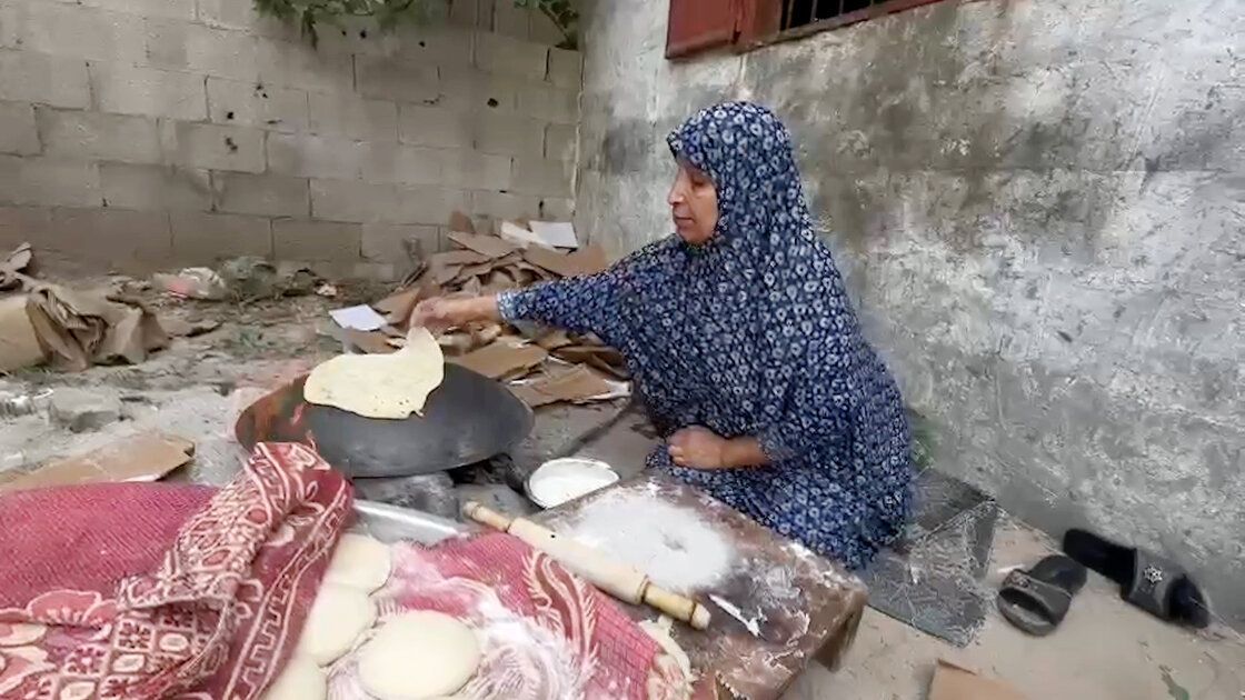 Gaza: le pain de poêle, refuge des Gazaouis après la fermeture des boulangeries