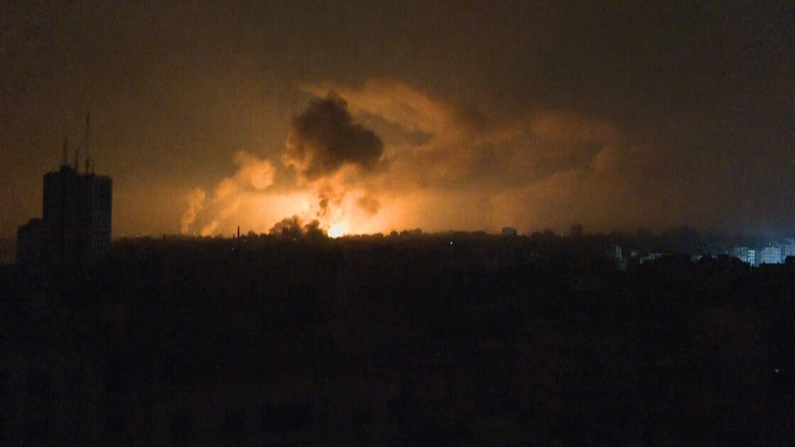 Isolée du monde, une nuit de bombardement israélien inédite sur Gaza