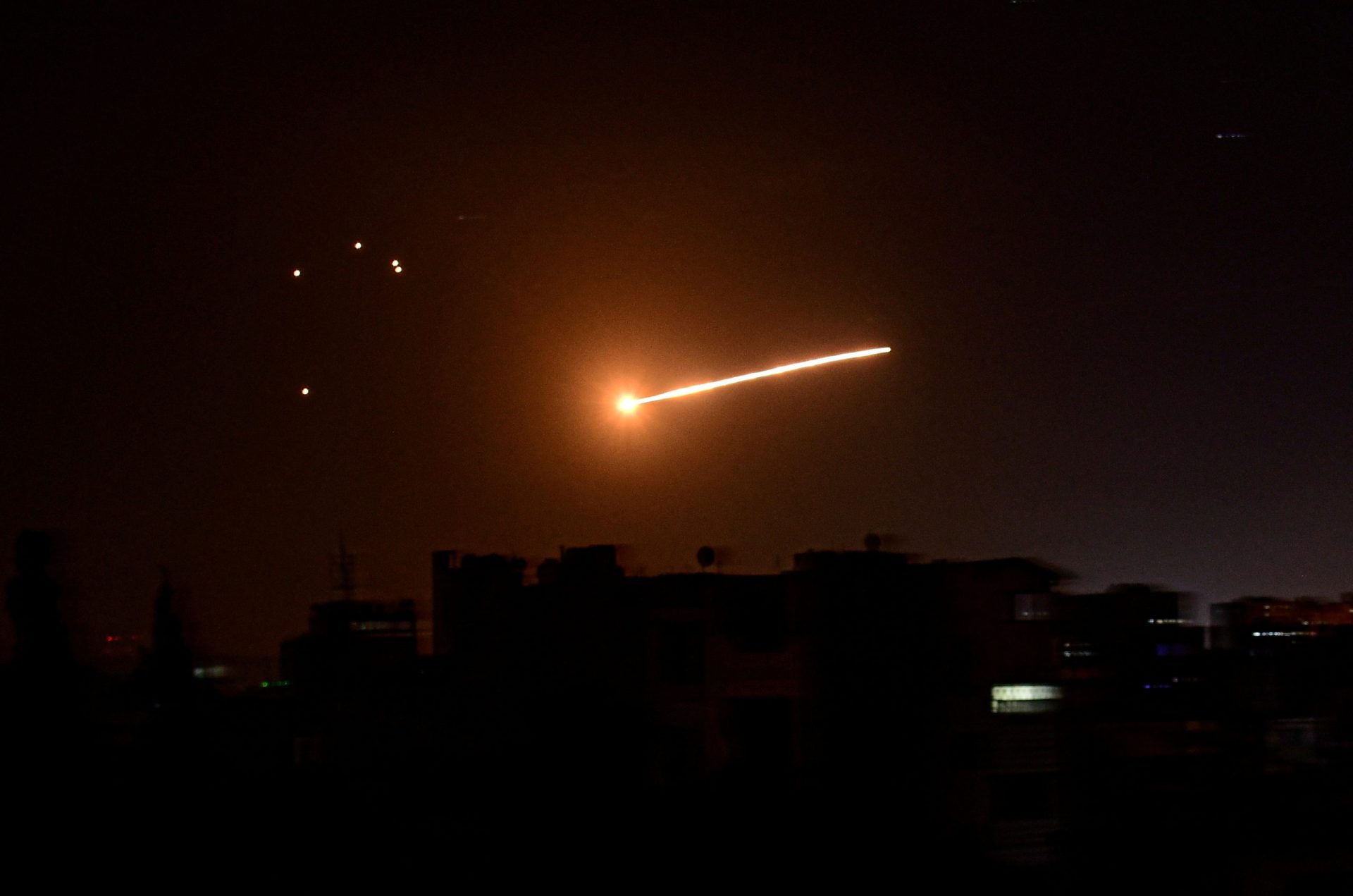 Israël lance des frappes aériennes sur deux sites militaires en Syrie du Sud
