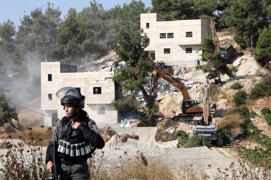 Israël démolit une maison et arrête un enfant et 6 Palestiniens en Cisjordanie