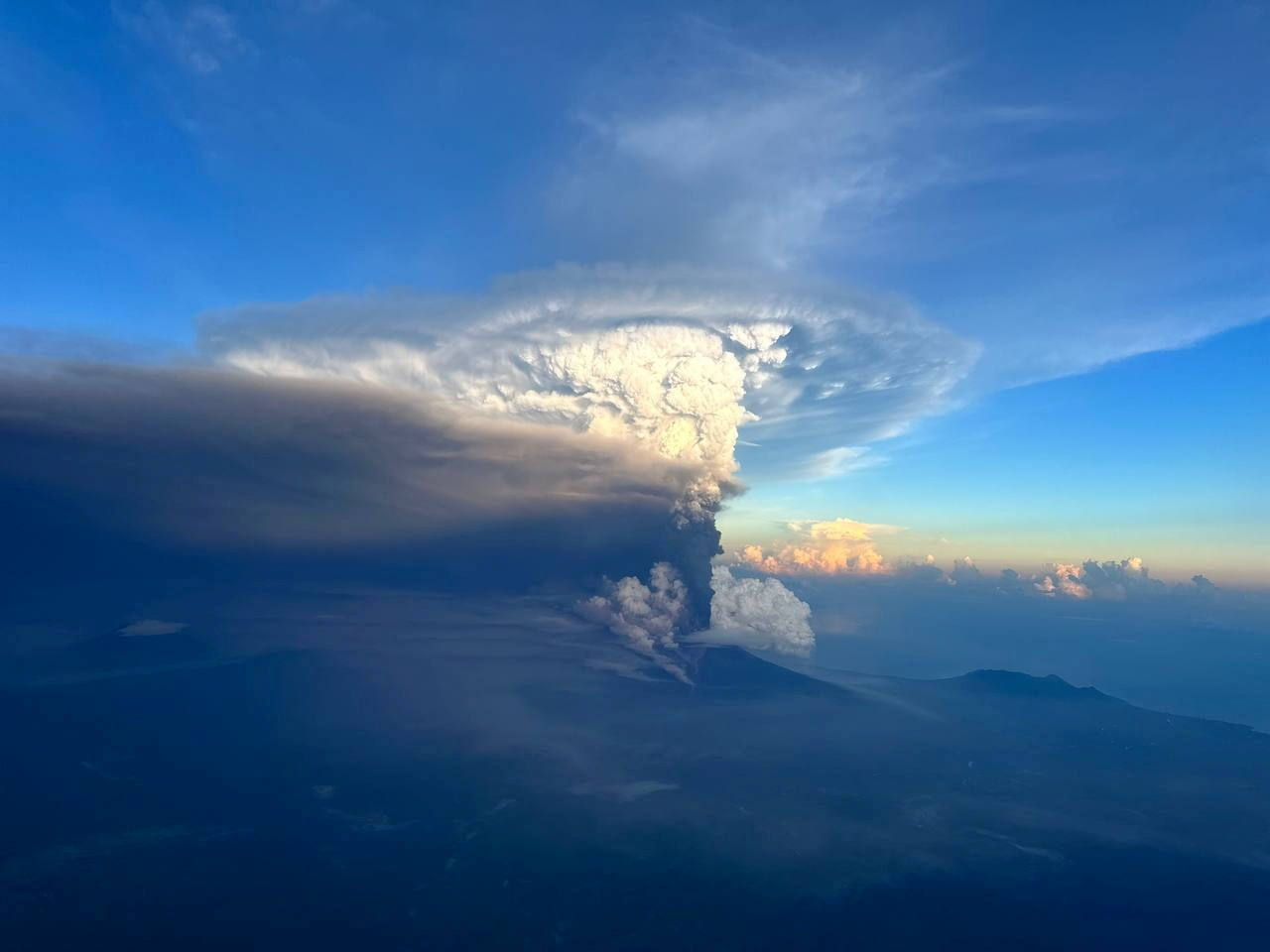 Annulation de vols et évacuation en PNG après éruption