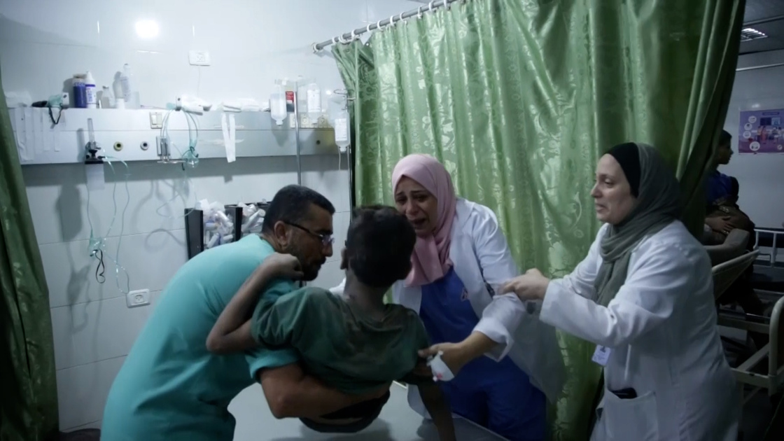 Choc humain: Des médecins découvrent leurs enfants blessés par bombardements israéliens