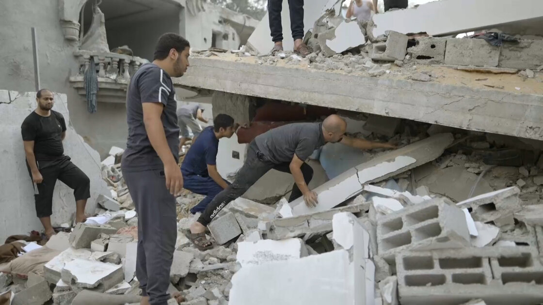 Gaza: Recherche de survivants et de corps sous les décombres à mains nues