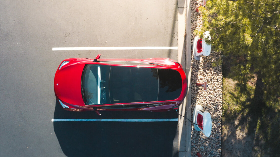 Le système Autopilot de Tesla surmonte un grand obstacle vers les voitures autonomes
