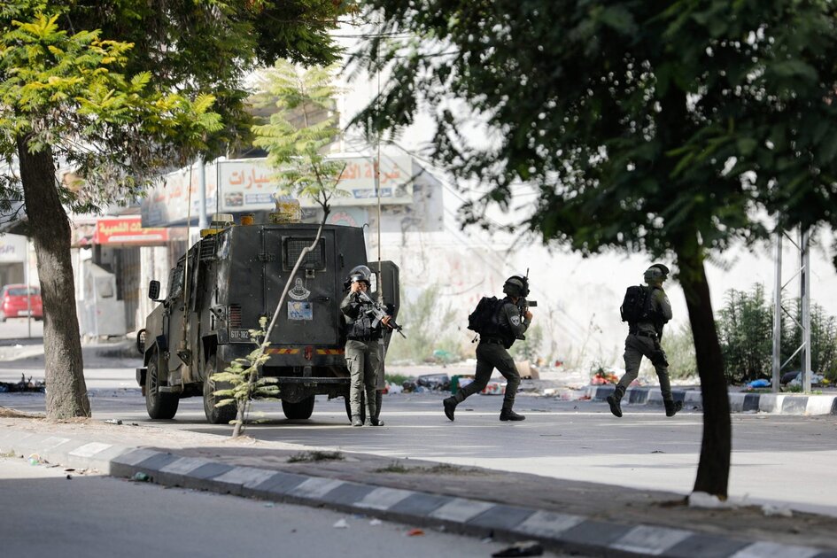 Deux martyrs à Qalandia et Israël arrête des dizaines en Cisjordanie