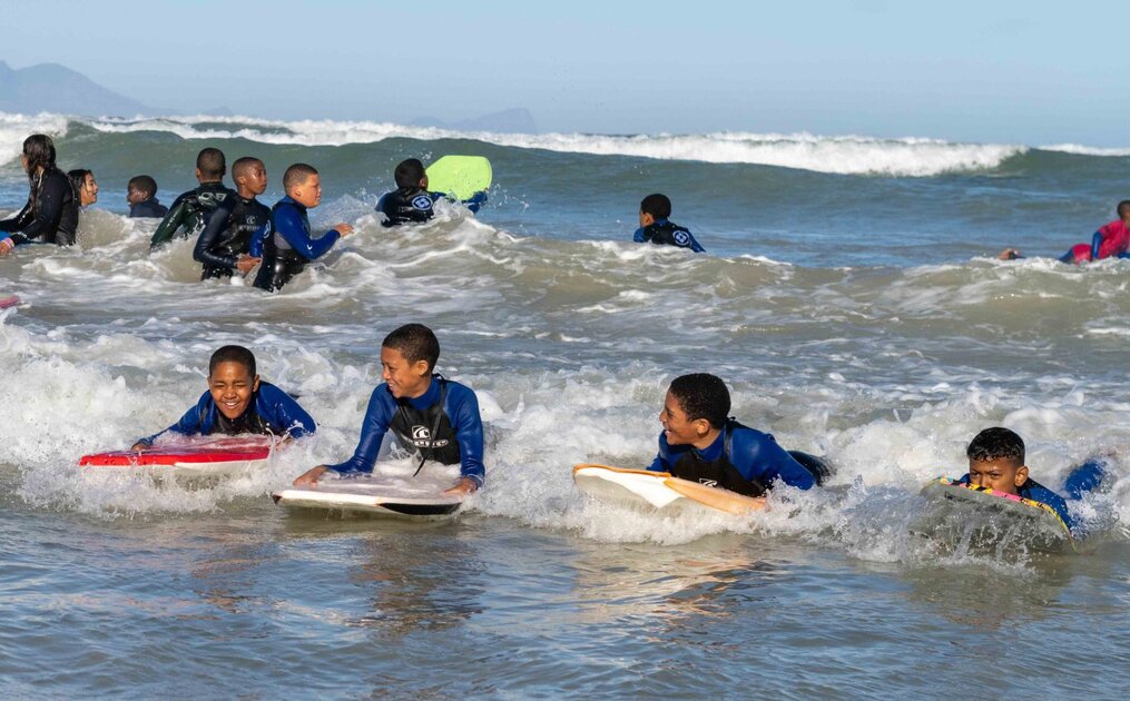 La thérapie par le surf redonne un sens à la vie en Afrique du Sud