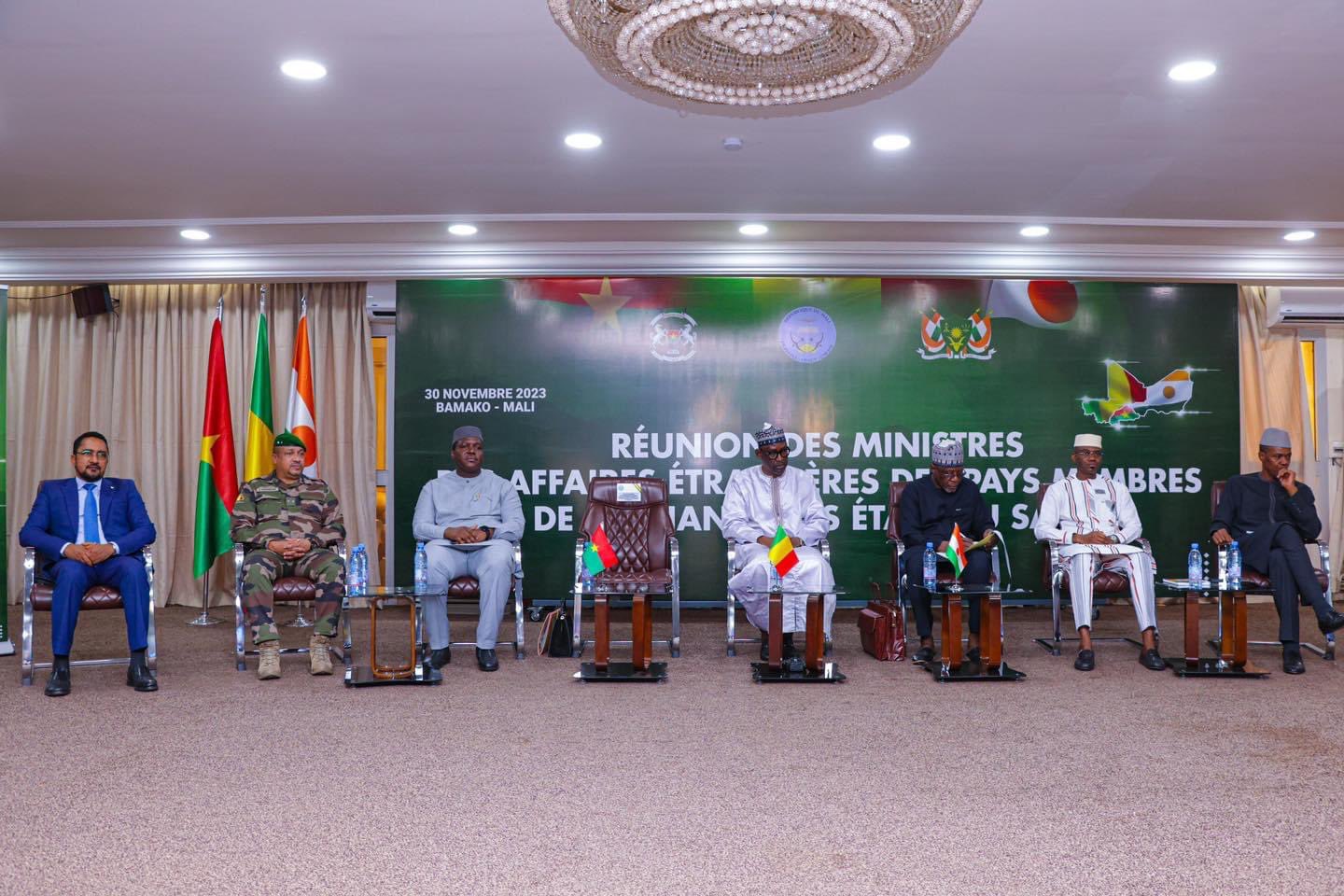 Les chefs de la diplomatie du Mali, du Niger et du Burkina Faso préconisent la création d’une union confédérale