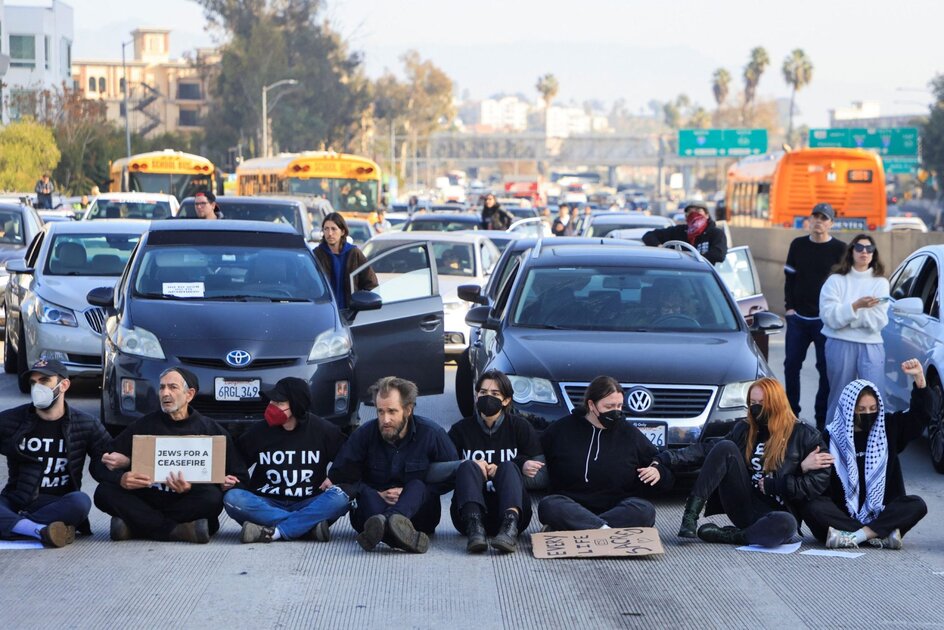 Manifestants juifs bloquent une autoroute à Los Angeles contre la guerre à Gaza