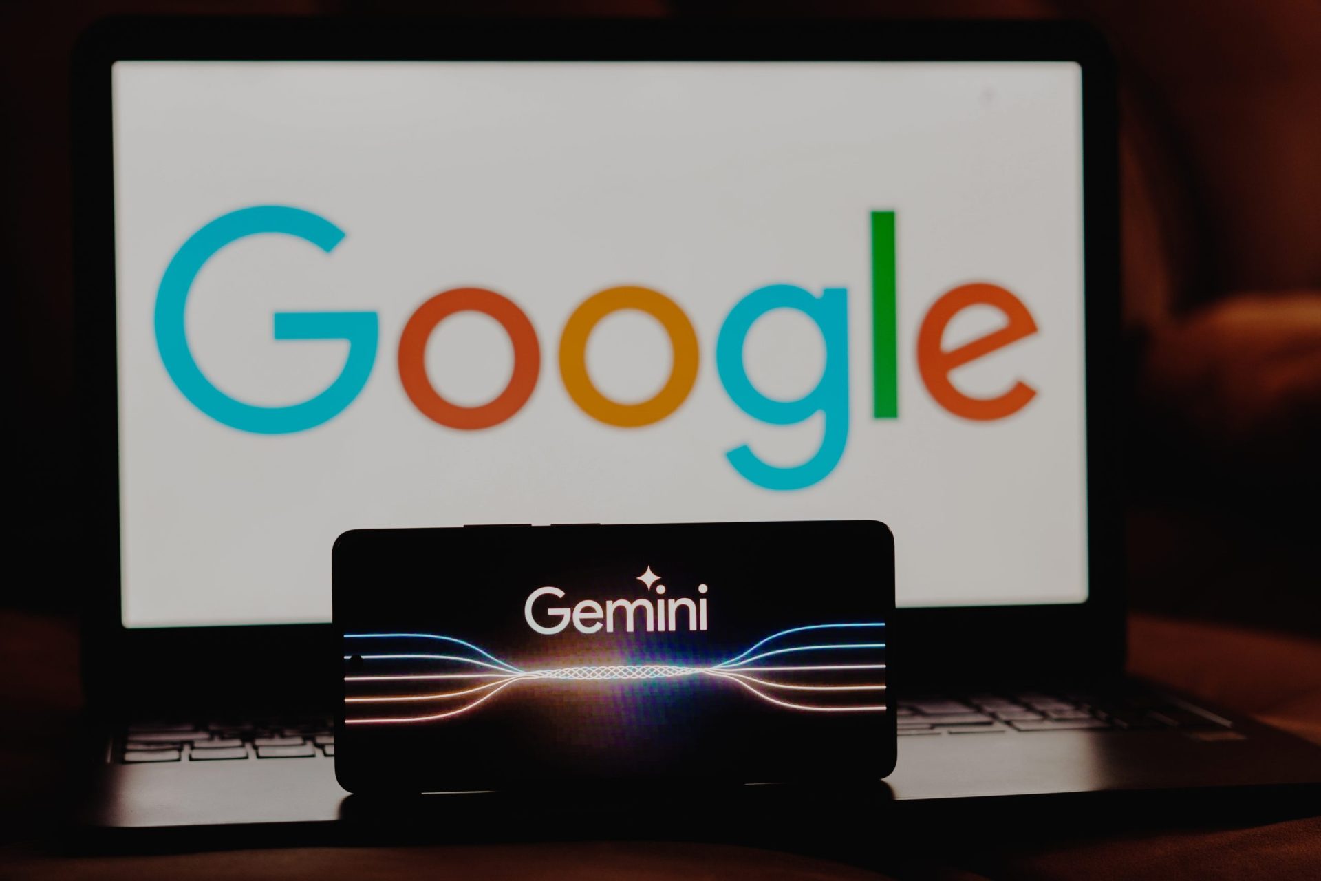 Modèle Gemini, un défi pour ChatGPT ou un embarras pour Google ?