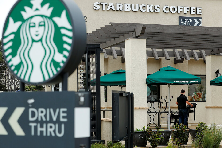 Starbucks en difficulté, l'action continue de chuter avec le boycott