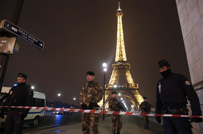 Touriste allemand poignardé mortellement près de la Tour Eiffel