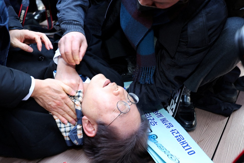 Chef de l'opposition sud-coréenne poignardé devant la presse