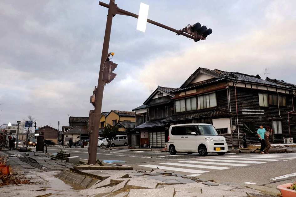 Le bilan des victimes du séisme au Japon monte à 64, les secours intensifiés