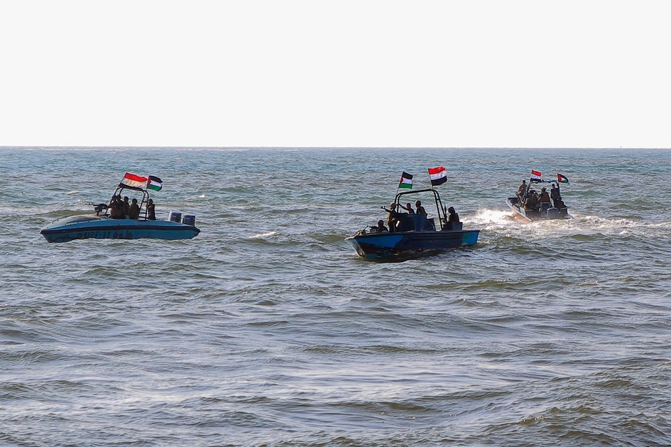 Les Houthis visent un navire lié à Israël en mer Rouge