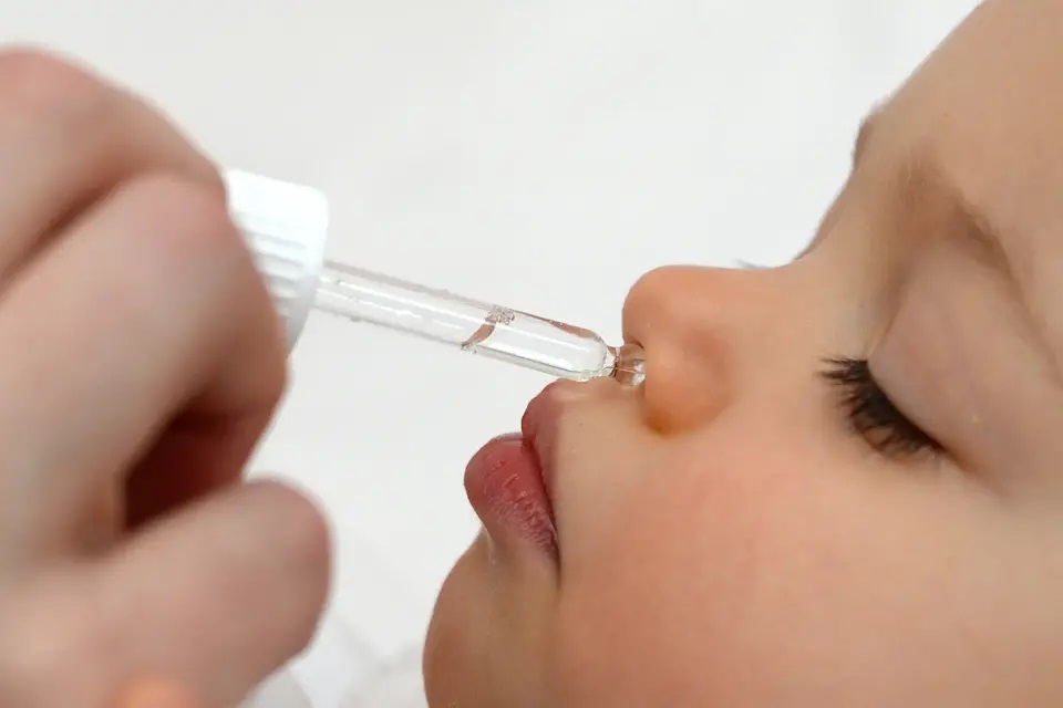 Comment donner des gouttes nasales à un enfant