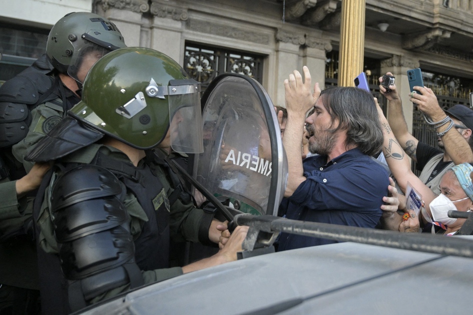 La police argentine affronte les opposants à la loi omnibus