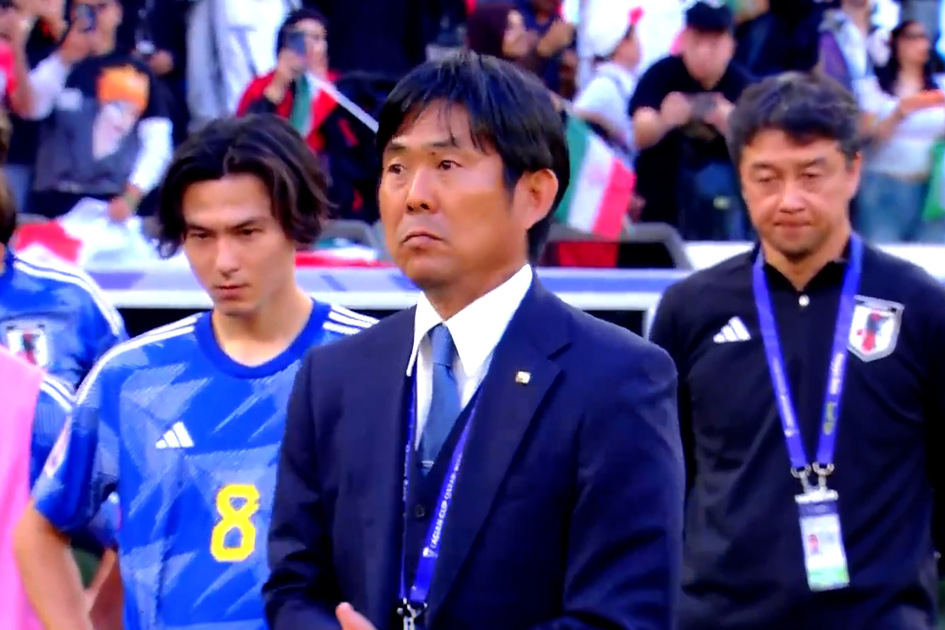 Le sélectionneur du Japon réunit les joueurs après la défaite contre l'Iran en Coupe d'Asie