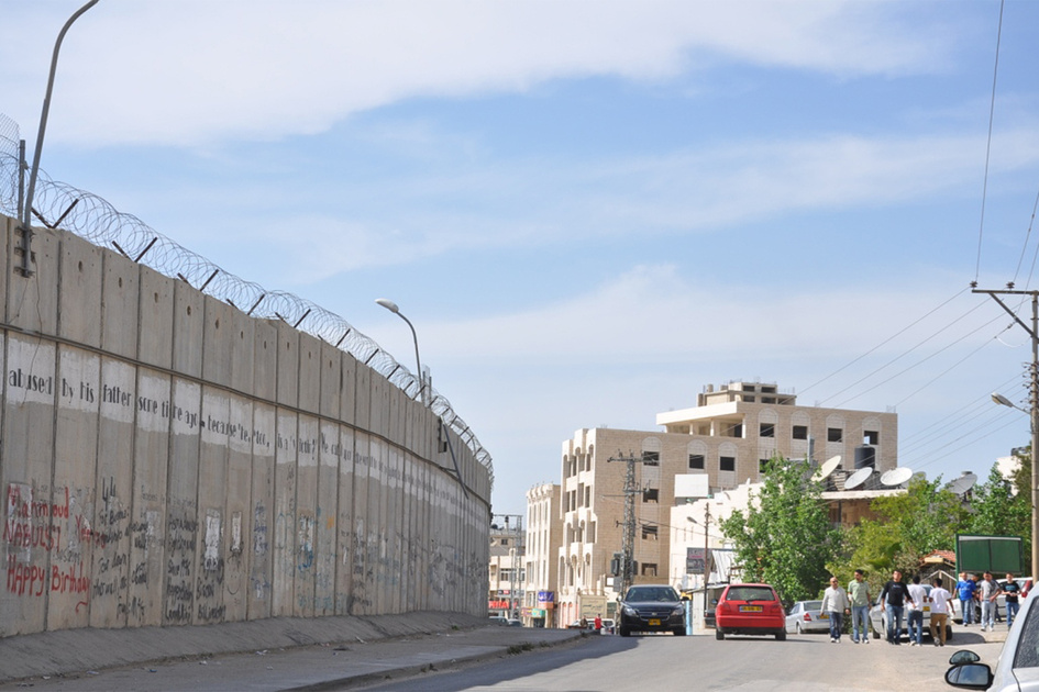 Les forces d'occupation envahissent la ville de Al-Ram et blessent un jeune