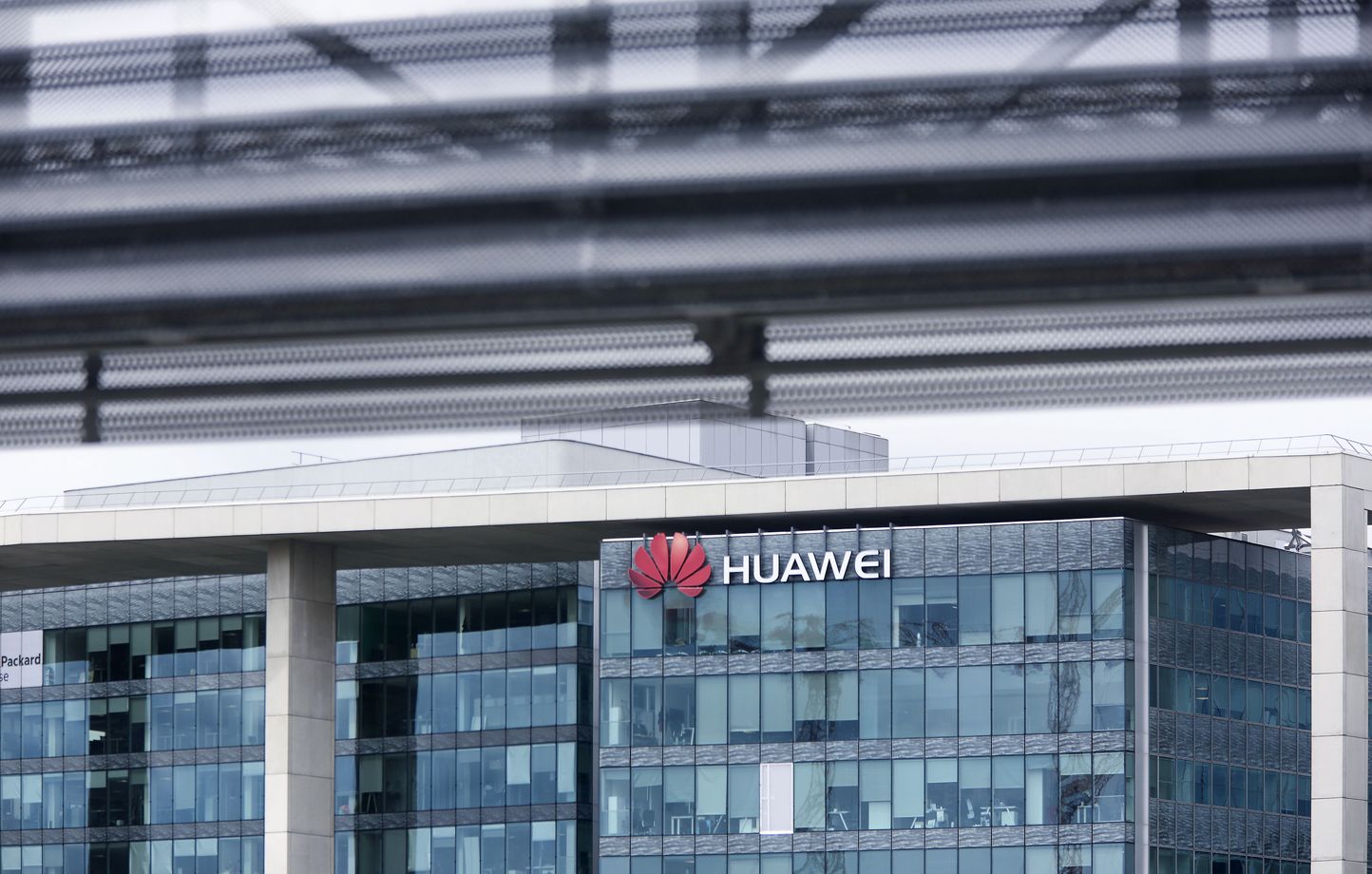 Perquisition surprise chez Huawei France!