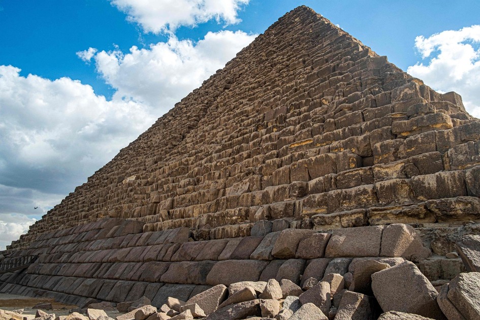 Veste du pyramide de Menkaure : des questions scientifiques sur le plus grand puzzle