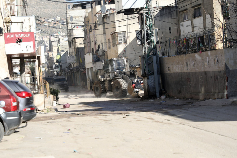 Violences et arrestations en Cisjordanie, colons attaquent Palestiniens