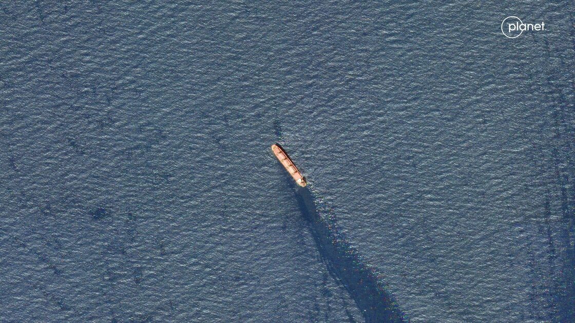 Washington détruit navires et missiles houthis, sauve un navire endommagé