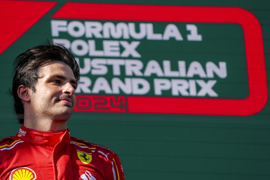Carlos Sainz de Ferrari remporte le GP d'Australie après l'abandon de Verstappen