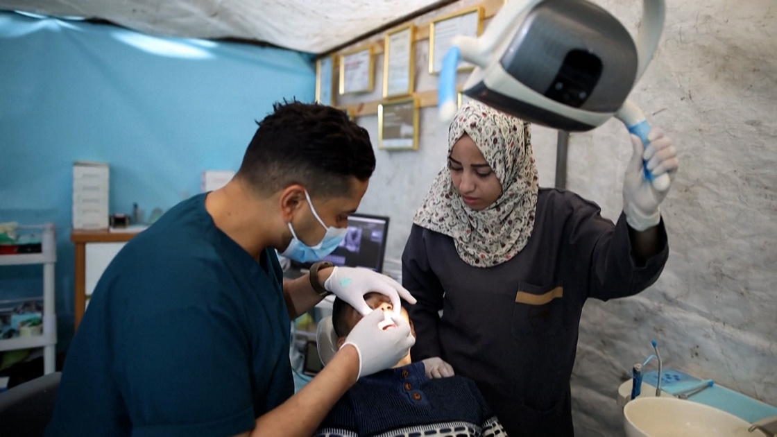 Dentiste de Gaza transforme une tente en clinique après destruction