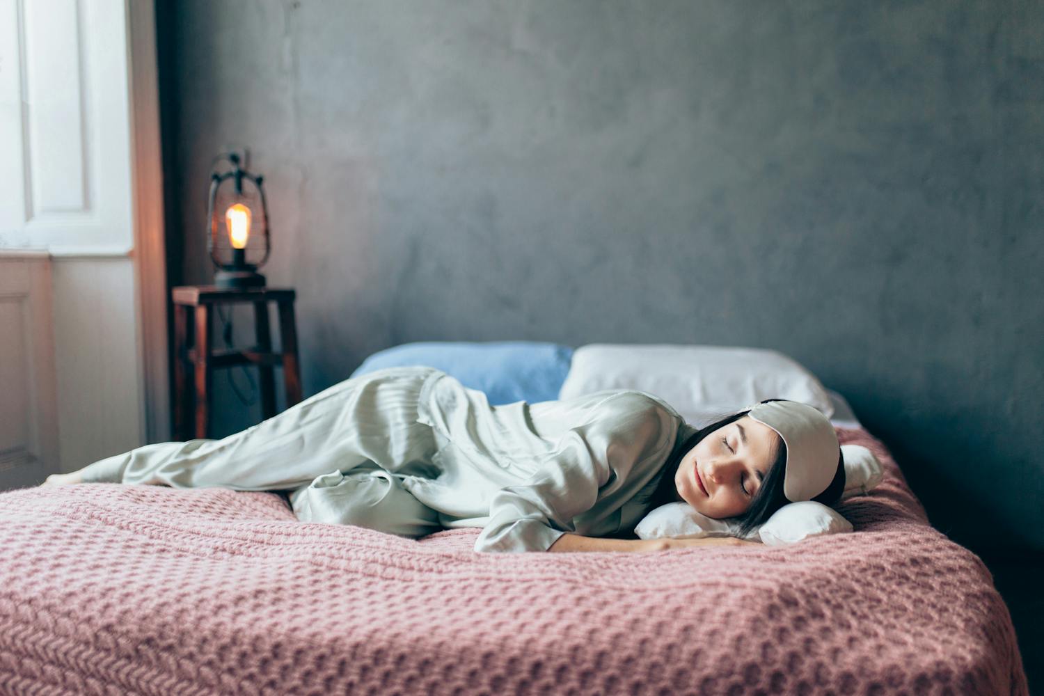 Dormir habillé ou nu : quel impact sur la qualité du sommeil ?