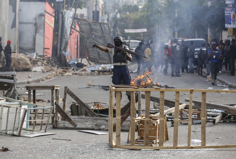 Haïti paralysée par les tirs, un chef de gang veut destituer le PM