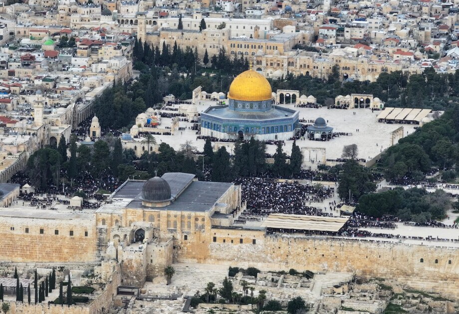 Israël empêche des milliers de Palestiniens d'aller à Al-Aqsa