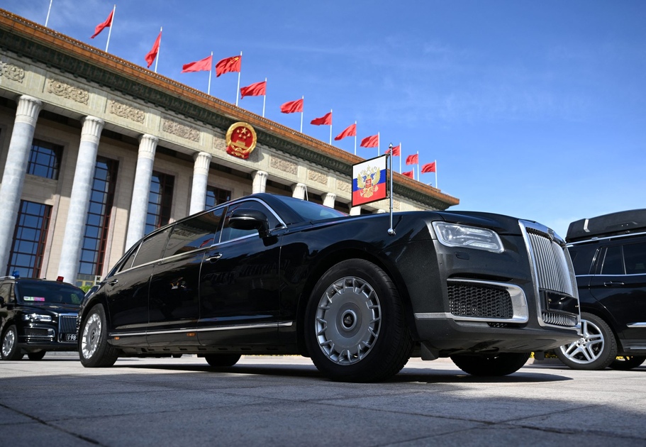 Kim Jong Un parade en limousine de luxe russe offerte par Poutine