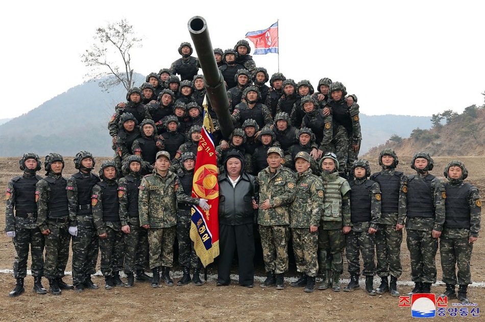 Kim de Corée du Nord teste un nouveau char lors d'exercices militaires