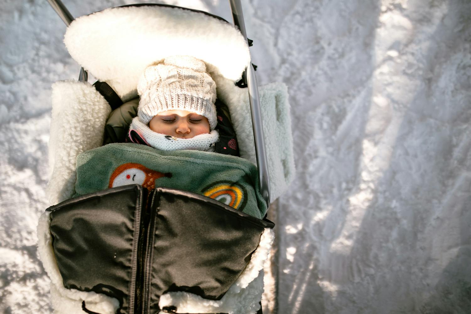 Laisser bébé dormir dehors, une pratique bénéfique ou risquée ?