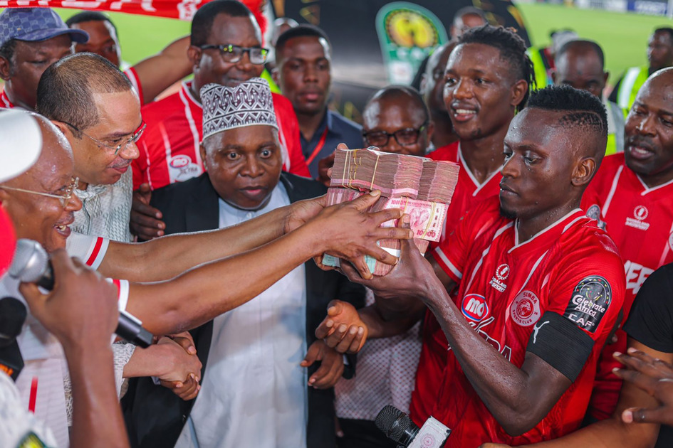 Le président de Simba récompense ses joueurs sur le terrain