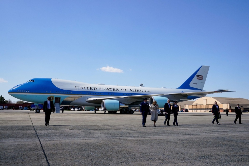 Le scandale au sein du gouvernement, objets volés dans l'avion présidentiel