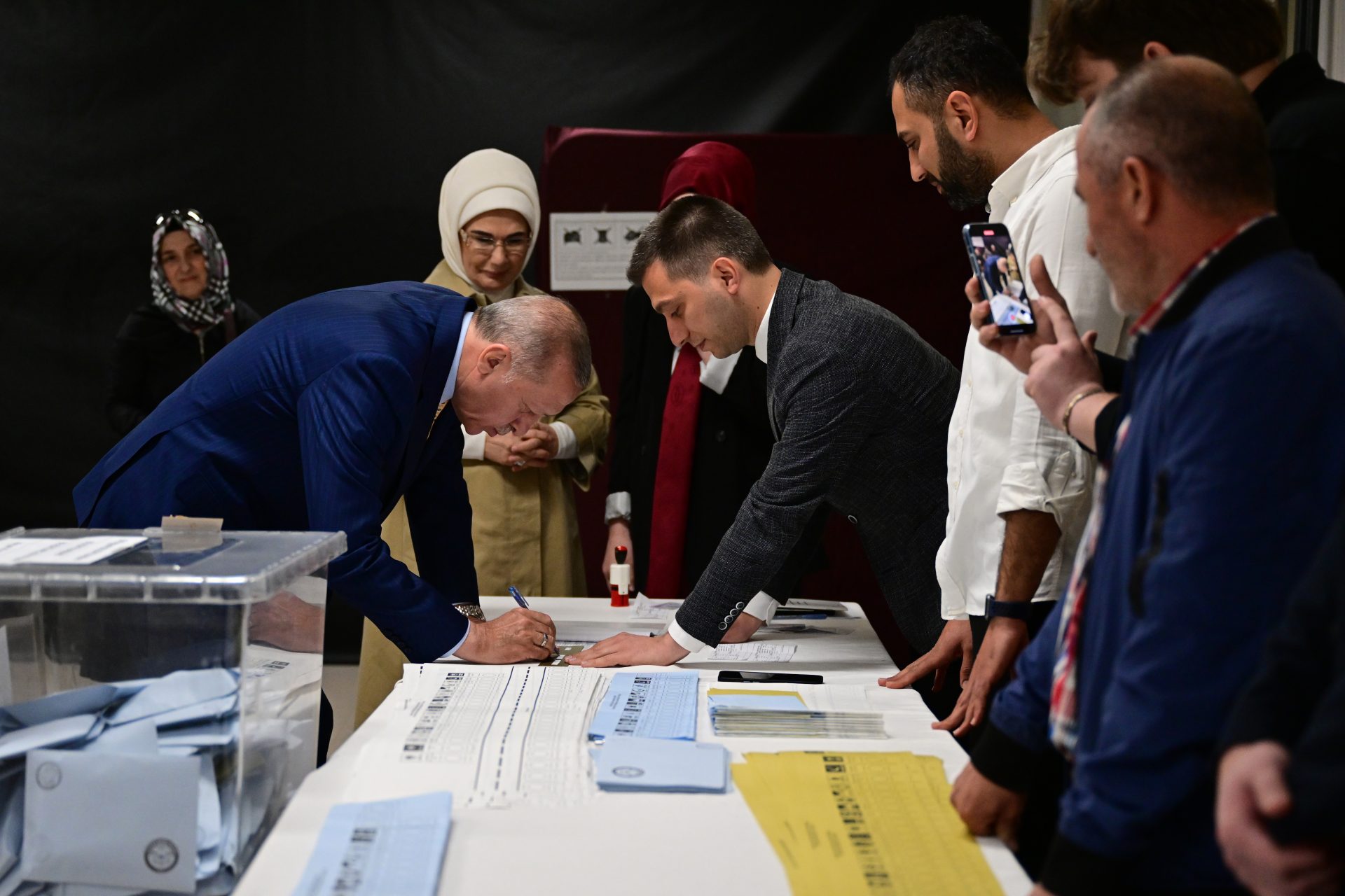 Les Turcs votent pour leurs maires, Erdogan aussi participe