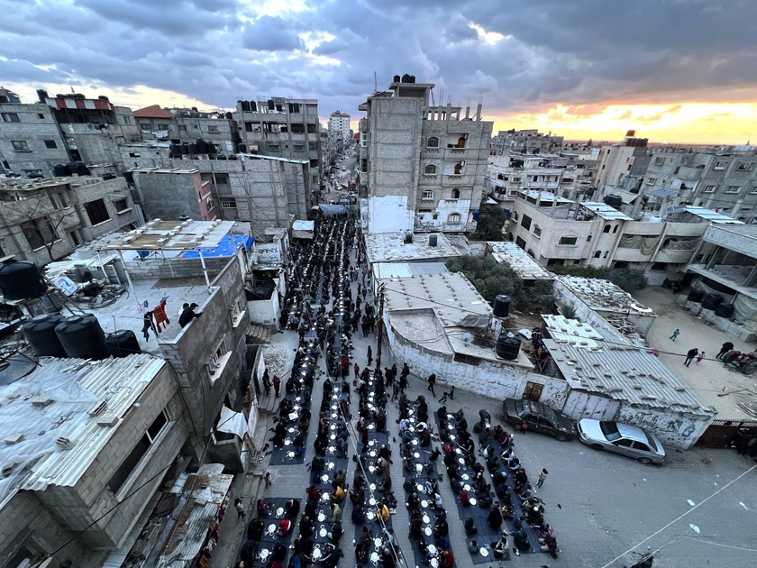 Malgré la guerre, les Palestiniens partagent un iftar à Rafah