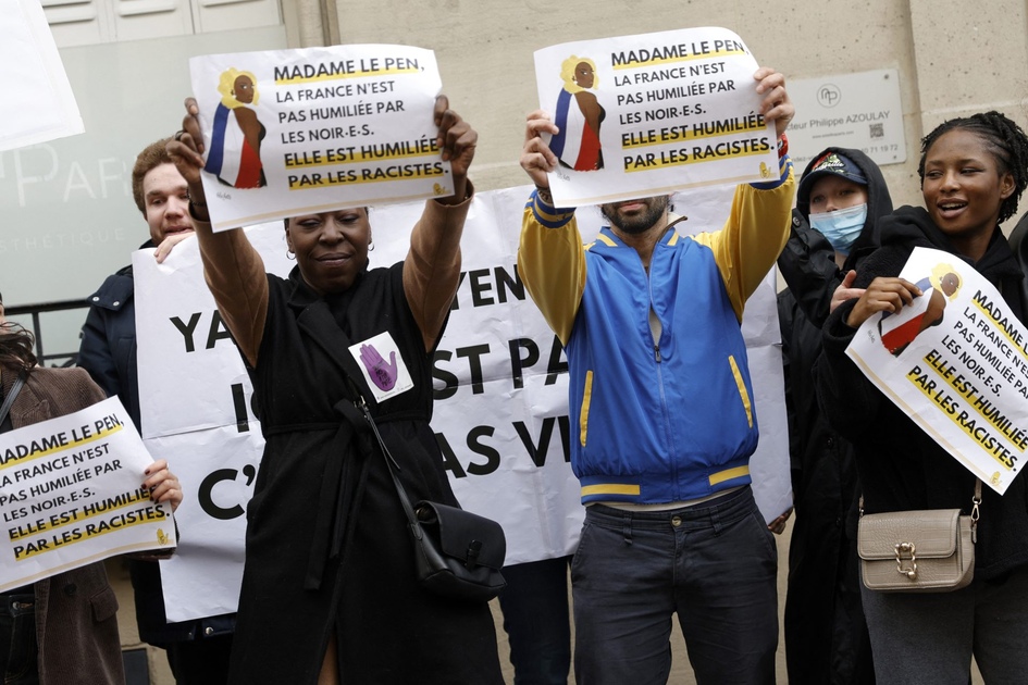 Manifestation contre les propos racistes de Le Pen sur une artiste française d'origine africaine
