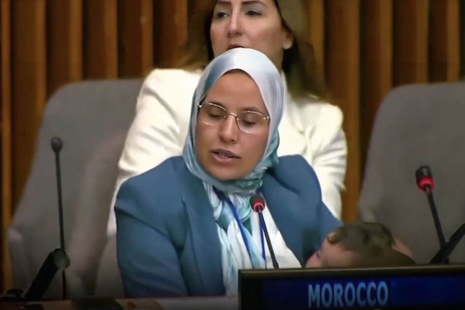 Marocaine donne discours à l'ONU avec son bébé endormi