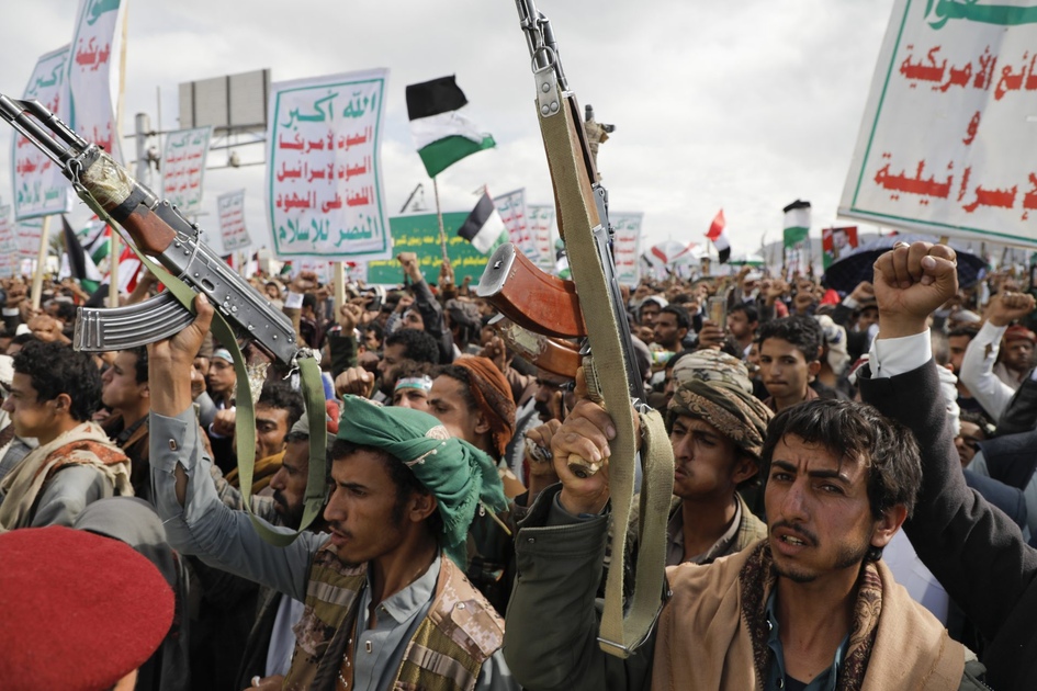 Navire attaqué en mer Rouge, les Houthis menacent d'autres routes maritimes