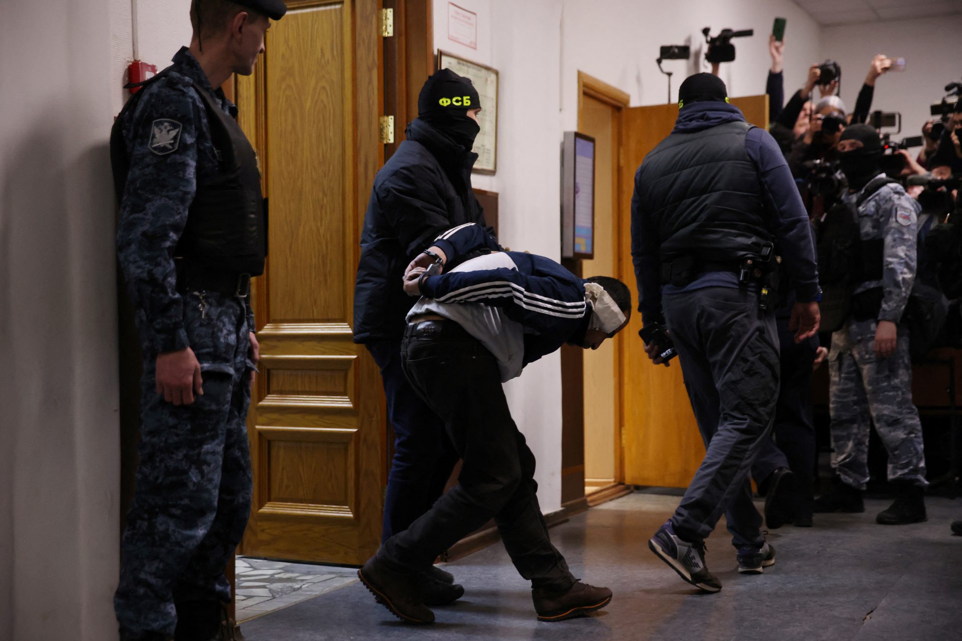 Quatre hommes battus arrêtés pour attaque lors d'un concert à Moscou