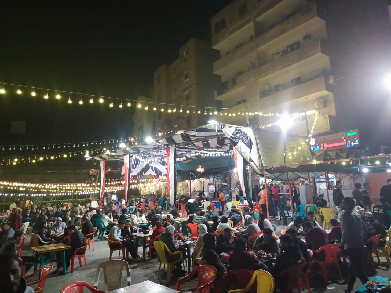 Sorties de l'Iftar en Égypte, la convivialité de Ramadan défie l'économie