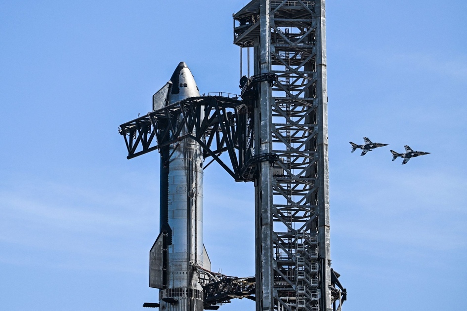 SpaceX se prépare pour un test, le plus puissant des fusées décolle