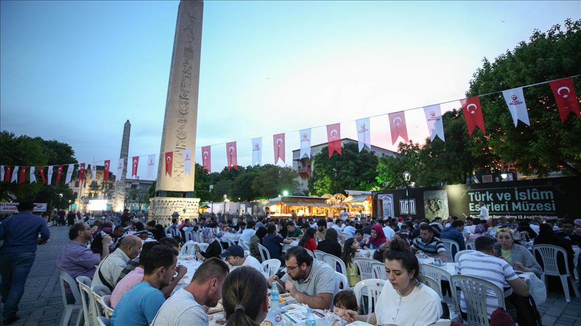 Tables de Ramadan, refuge économique pour les Turcs