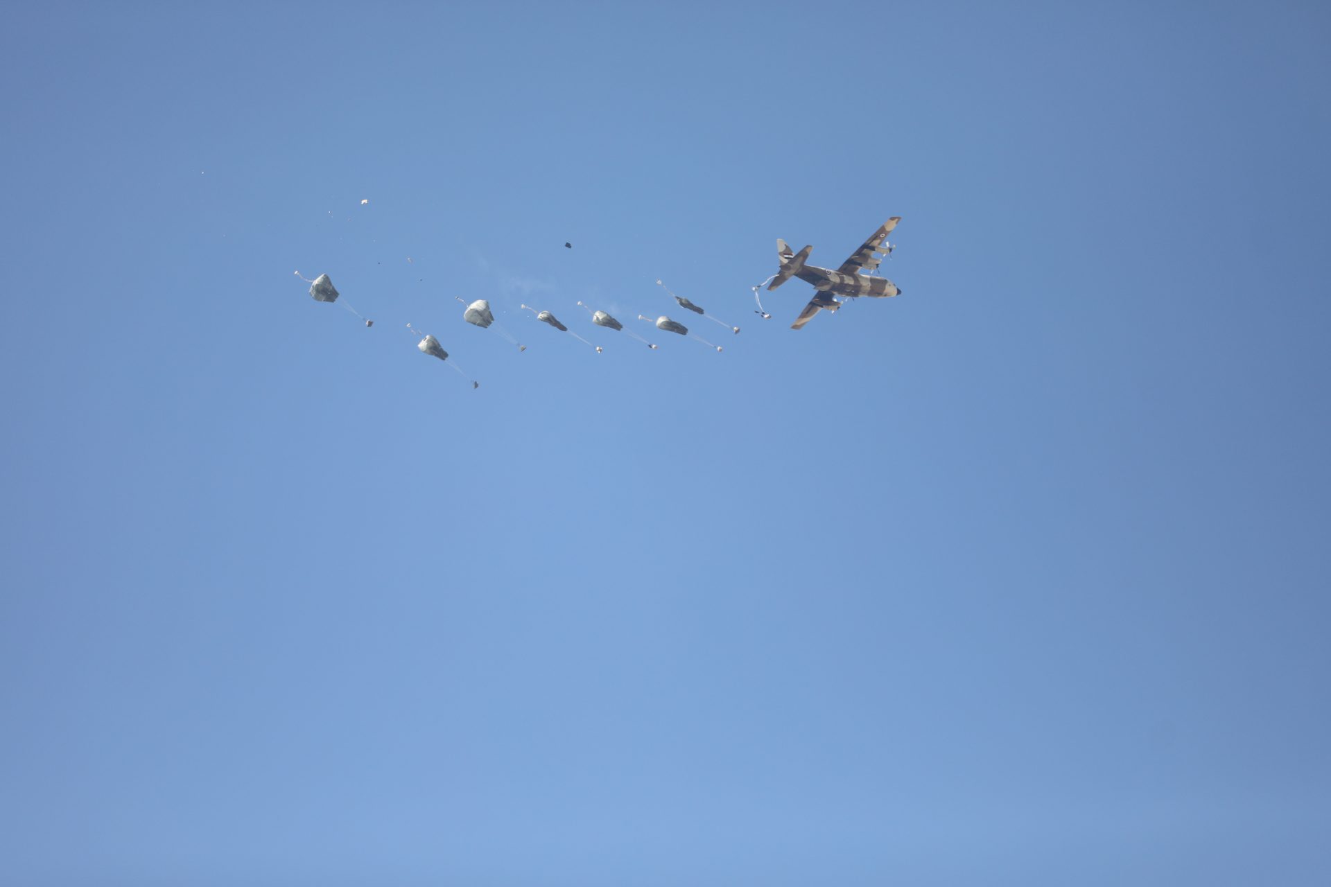 UK contre largage aérien d'aide à Gaza, tension monte
