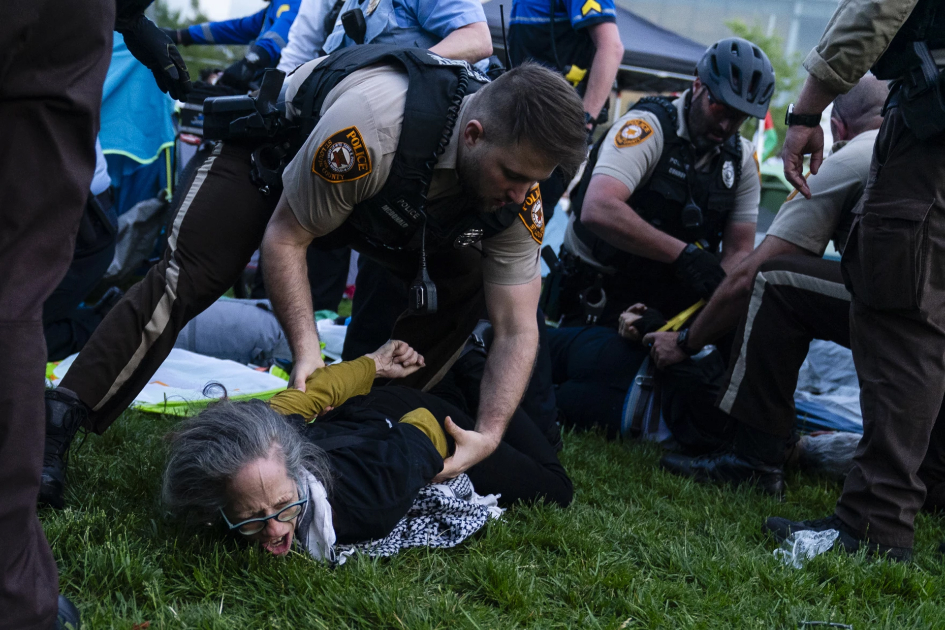 Arrestations en masse de manifestants à l'Université de Washington et d'une ex-candidate présidentielle