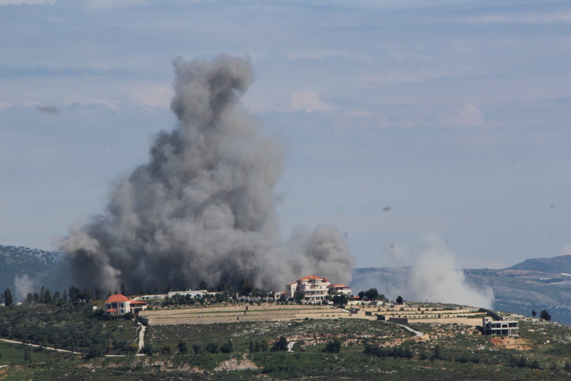 Attaque de drones près de Kiryat Shmona, Israël élimine un leader du Hezbollah