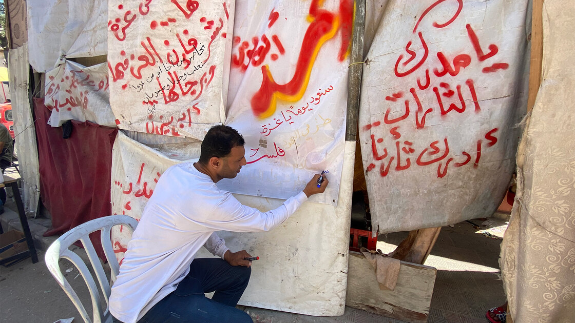 Gaza écrit résistance et espoir sur les murs de ses tentes