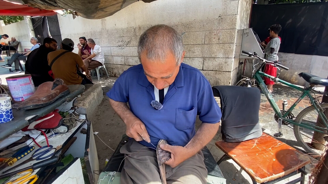 Guerre à Rafah ravive métier cordonnier face crise sans chaussures